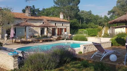Gîte pour 2 personnes, avec piscine à Bussac-Forêt