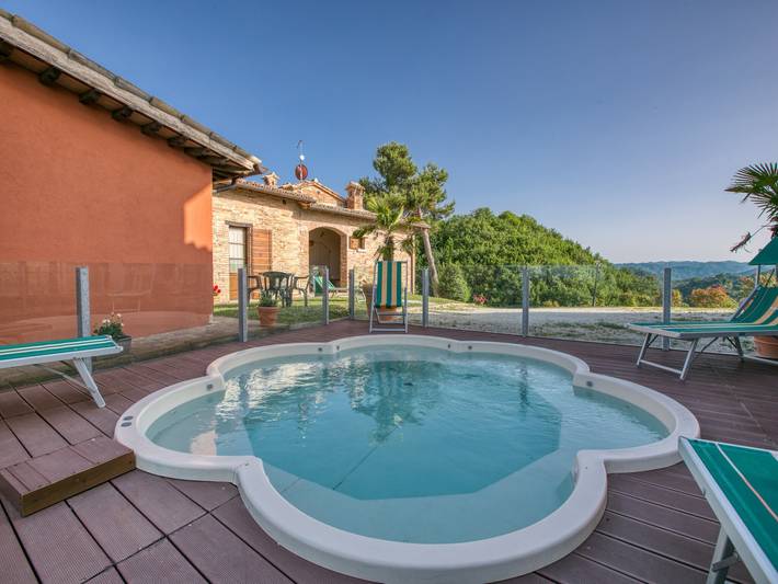 Agriturismo voor 2 personen, with Terras and Tuin as well as Zwembad in Marche