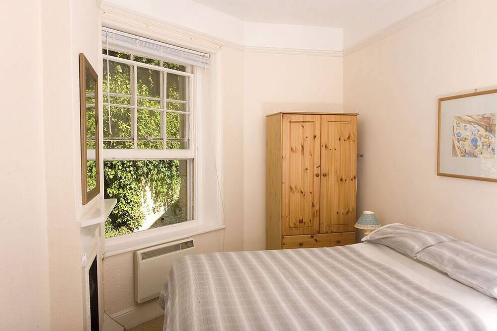 Entire apartment, Victorian Apartment Set In Peaceful Secluded Gardens in Ventnor, Isle of Wight