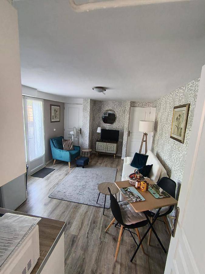 Gîte pour 2 personnes, avec Terrasse ainsi que Jardin et Piscine à Saint-Rabier - 4