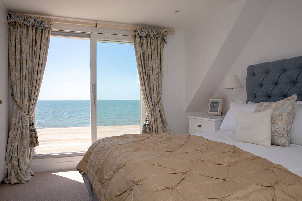 Rox: Luxury West Wittering Beachfront Home – Sleeps 12, 5 Bedrooms in West Wittering, West Sussex