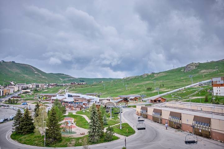Apartamento entero, Apartamento 'Appartement Alpe D' Huez' con vistas a la montaña, balcón y Wi-Fi in Huez, Parque Nacional de los Ecrins