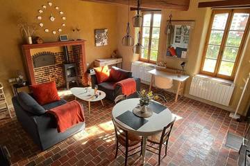 Gîte pour 3 personnes, avec jardin ainsi que terrasse et jacuzzi dans Champlay