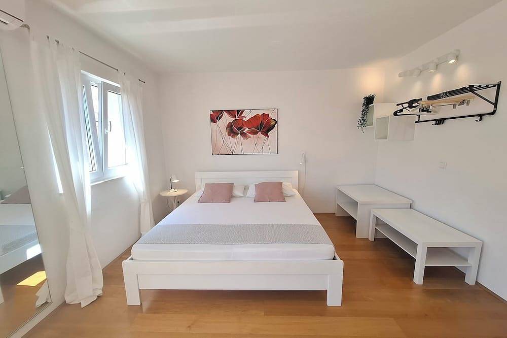 Entire apartment, Elegant and comfortable 2 bedroom apartment in the center of the town Hvar in Hvar City, Hvar