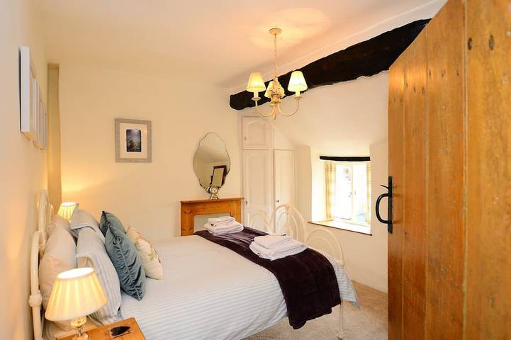Un chalet en pierre unique des Cotswolds du XVIe siècle avec parking, à 2 minutes à pied du village! in Bourton-on-the-Water, Gloucestershire