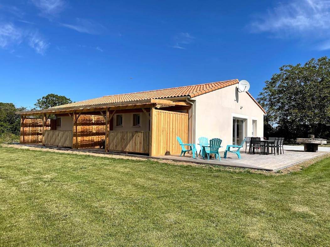 Double Room with Private Bathroom in Le Bourdet, Région de Niort