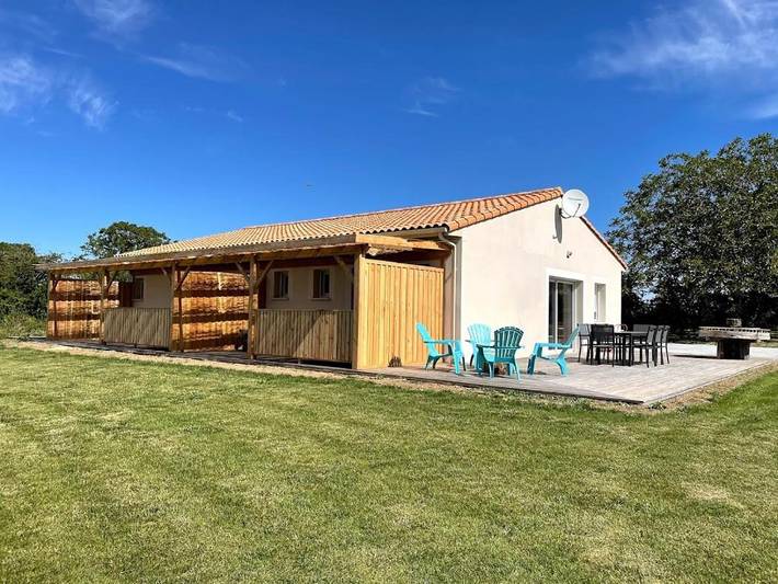 Maison d’hôte pour 2 personnes, avec Terrasse ainsi que Jardin et Piscine à Cramchaban