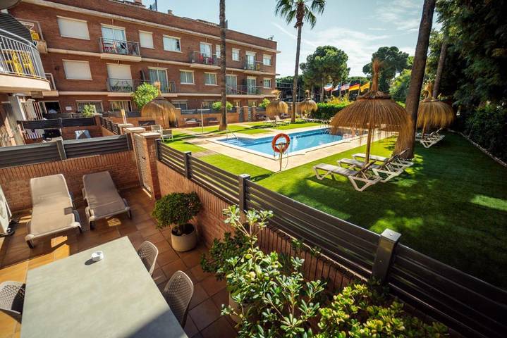 Apartament wakacyjny dla 4 osób, z Taras i Ogród oraz Basen w Castelldefels