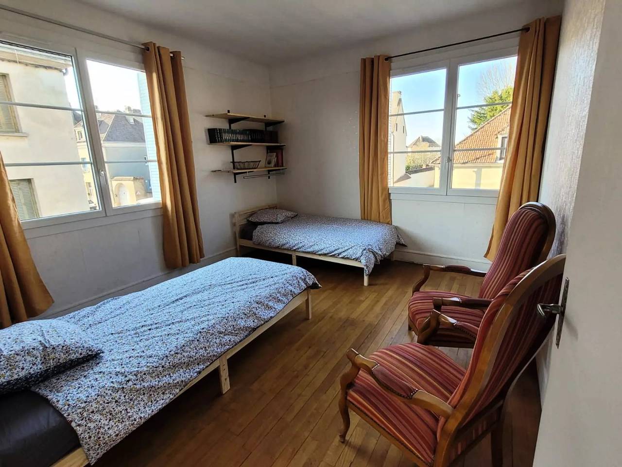 6 personas in Chaource, Aube (desambiguación)