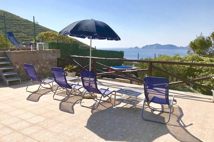 Ferienhaus für 9 Personen, mit Whirlpool und Terrasse sowie Garten in Ponza