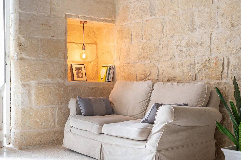 Appartamento intero, 300yr old farm converted into welcoming Tiny Home in Xewkija, Gozo