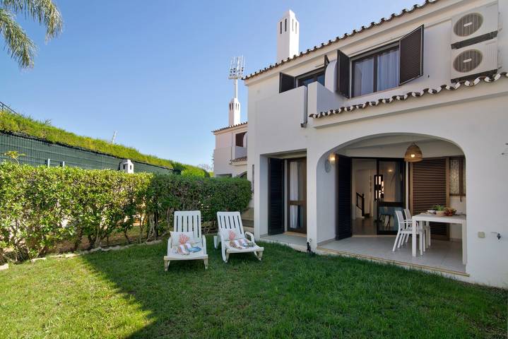 Villa 'Casa Sol' with Shared Pool, Private Terrace and Wi-Fi in Quarteira, Faro Distrikt