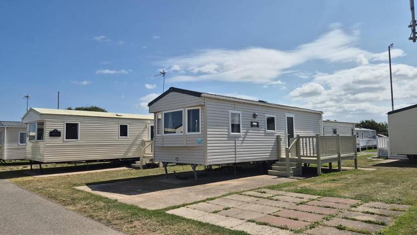 Camping for 11 people, with terrace and pool as well as view, with pets in Rhyl
