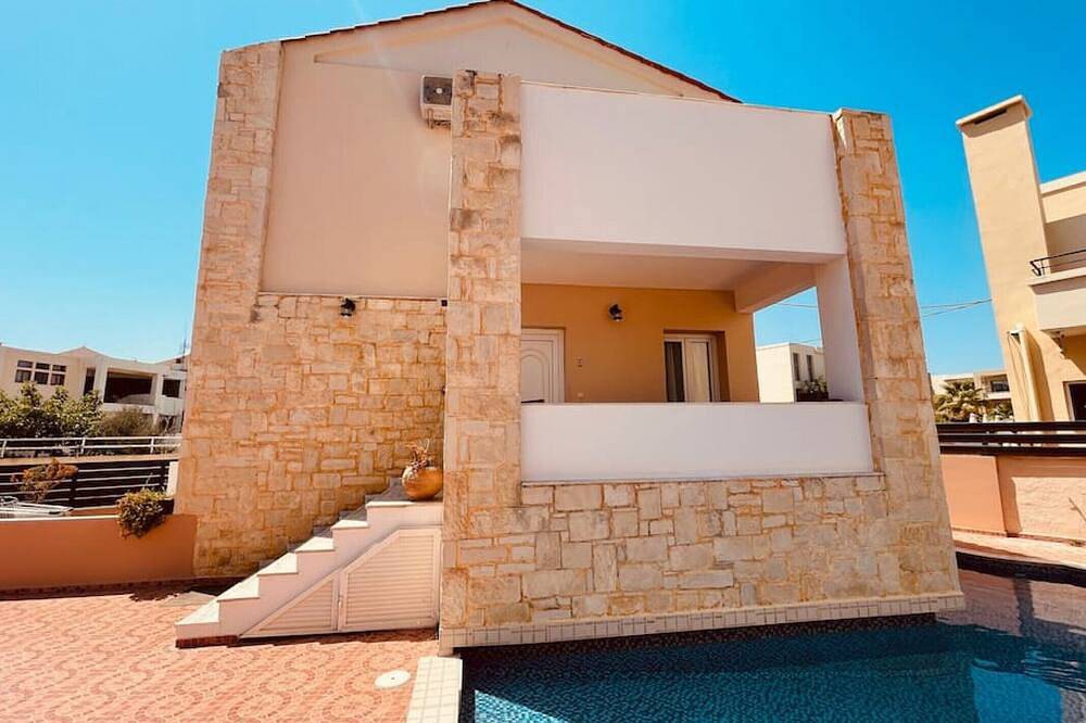 Du Sud Star Villa - 40meters to beach. Sleeps 8. in Platanias, Chania und Umgebung