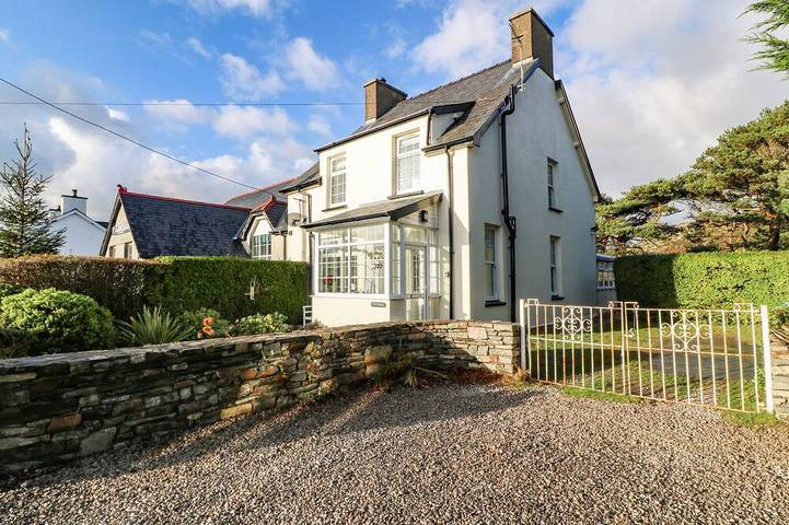 Holiday rental for 6 people, with terrace and garden as well as hot tub, with pets in Porthmadog