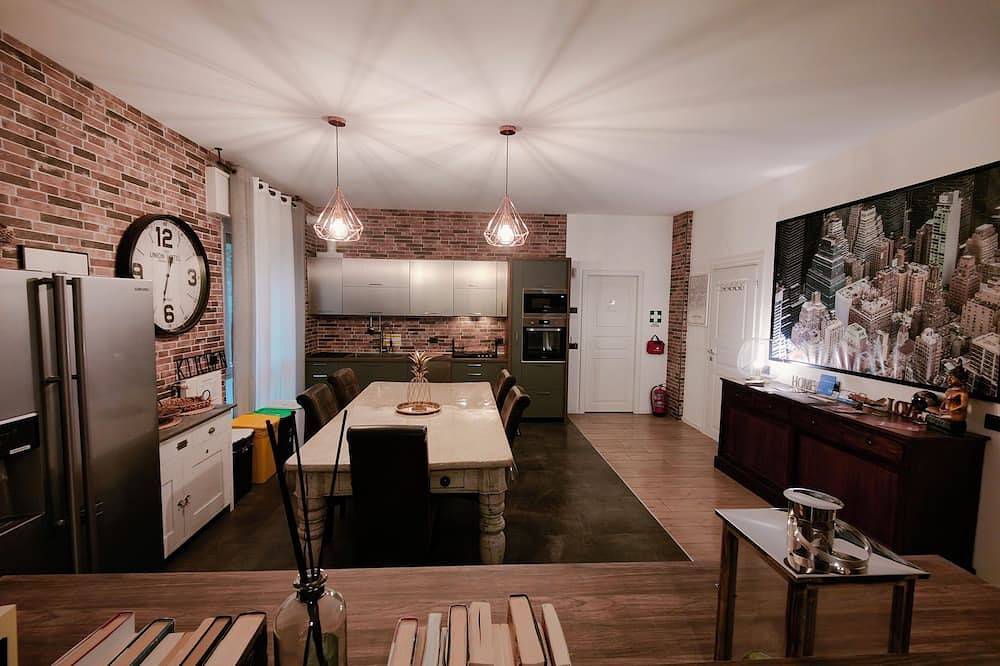 2) Double room with private bathroom 8 minutes from Milan Malpensa airport in Gallarate, Varese Provinz