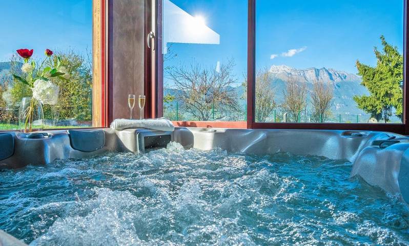 Station pour 2 personnes, avec Terrasse et Jacuzzi ainsi que Jardin et Piscine à Coise-Saint-Jean-Pied-Gauthier