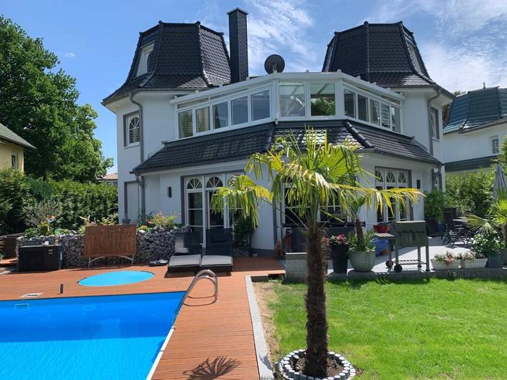 Ferienhaus für 4 Personen, mit Whirlpool und Terrasse sowie Garten und Pool in Bad Saarow