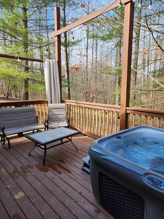 Log Cabin 11 with Hot Tub at Osborn Boat Ramp on Patoka Lake in Patoka Lake