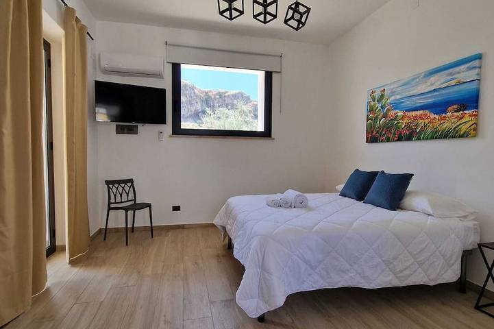 Entire apartment, Isolarentalcar Apartment: Apartments In A Villa With A Swimming Pool in Capaci, Palermo Province