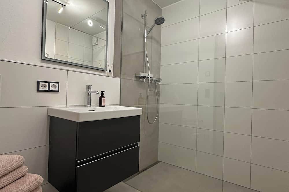 Ganze Wohnung, Neu renovierte Ferienwohnung mit großer Südterrasse und traumhaftem Bergblick in Hausham, Alpenland Tegernsee Schliersee