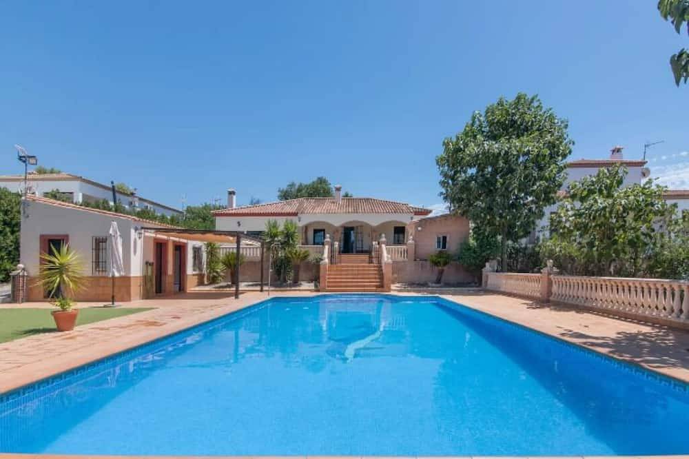 Villa Durán Esteban. Relax and unwind in this quiet and elegant villa. in Cantillana, Province de Séville