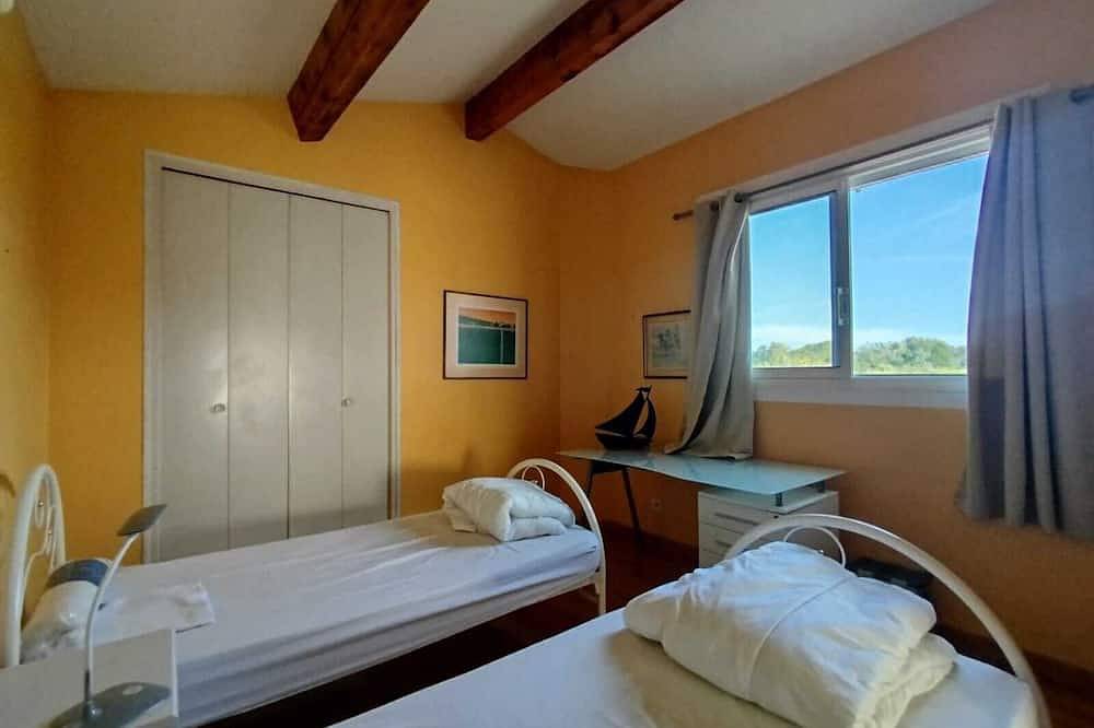 Maison de campagne avec piscine, vue sur 15 ha de prairies,  à  8 kms d’Arles. in Arles, Côte méditerranéenne (France)