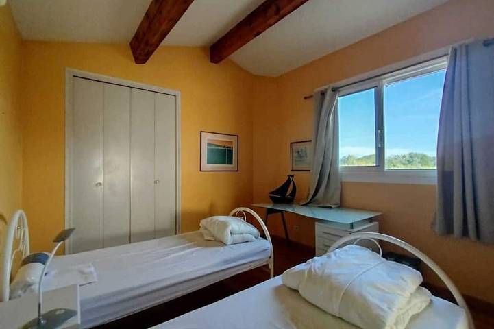 Gîte pour 9 personnes, avec jardin à Arles - 4