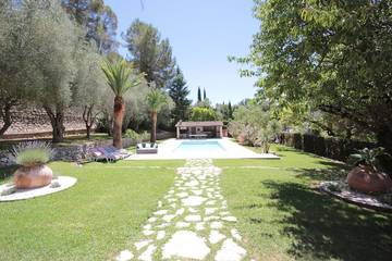 Location de vacances pour 6 personnes, avec terrasse et jardin à Roquefort-les-Pins