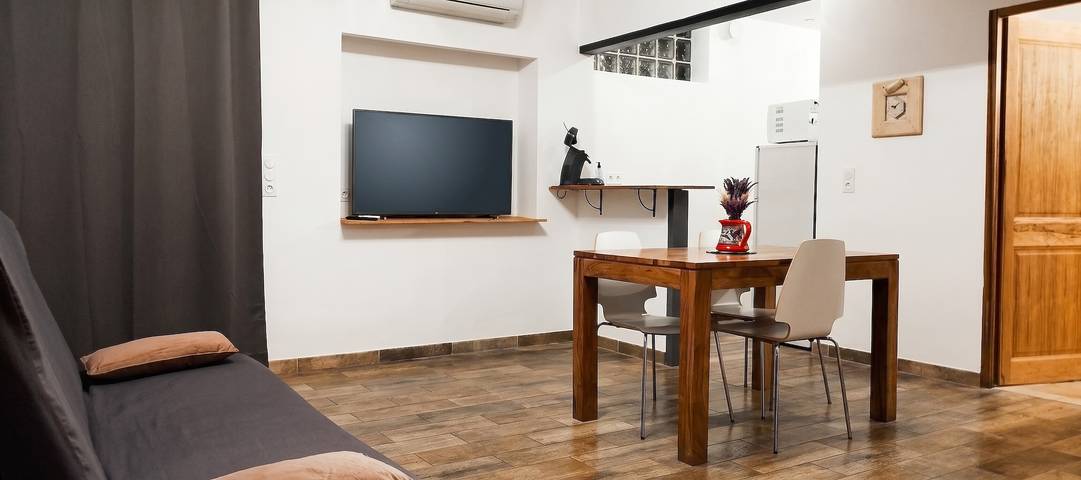 Ferienwohnung für 4 Personen, mit Balkon/Terrasse und Garten sowie Pool und Seeblick in Vaucluse - 2