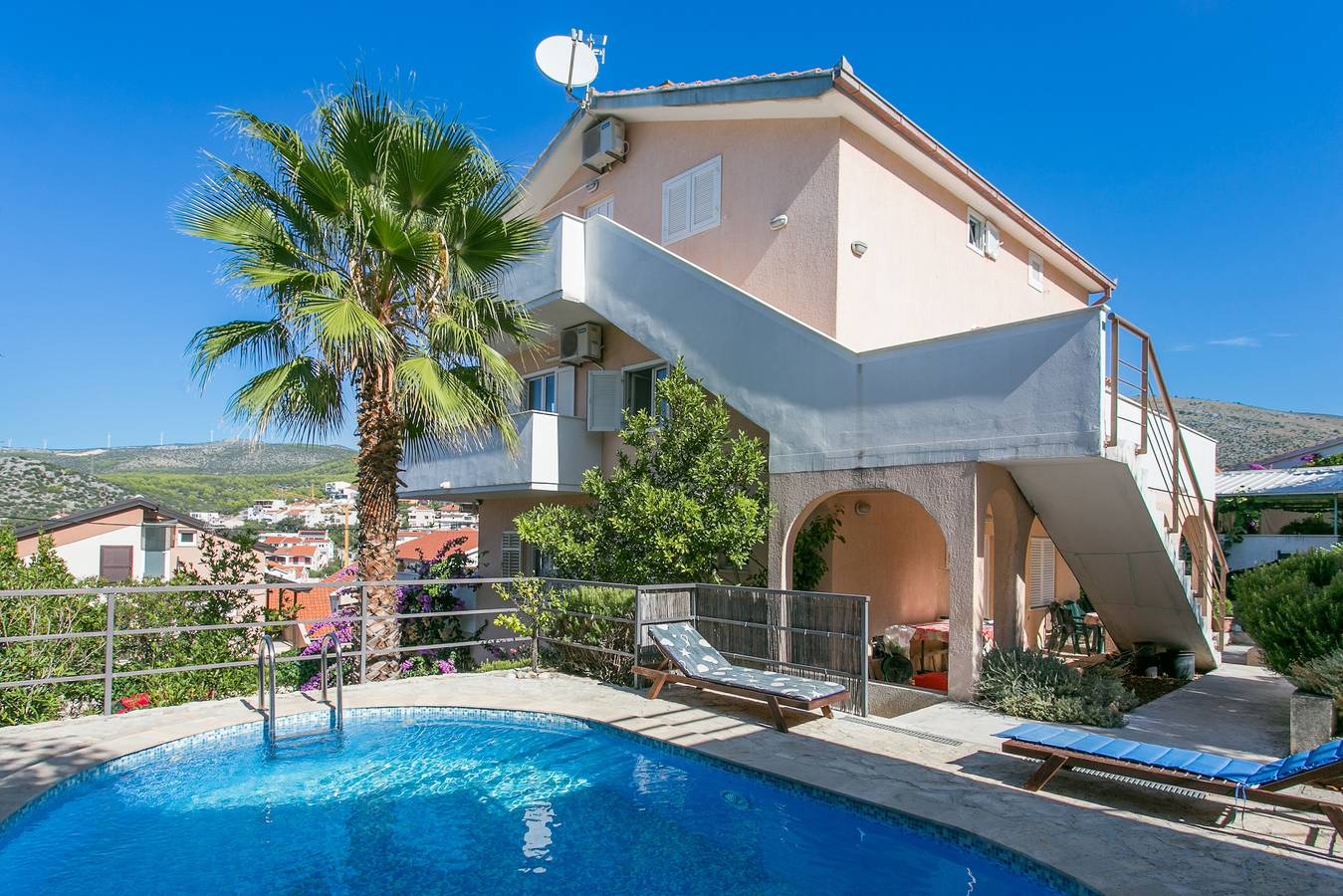 Ganze Wohnung, Two bedroom apartment with balcony and sea view Seget Vranjica, Trogir A-14409-a in Seget Vranjica, Split-Dalmatien