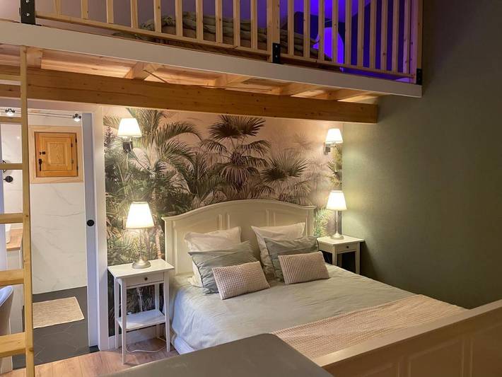 Cama y desayuno para 3 personas, con vistas además de jardín y piscina en Enguera