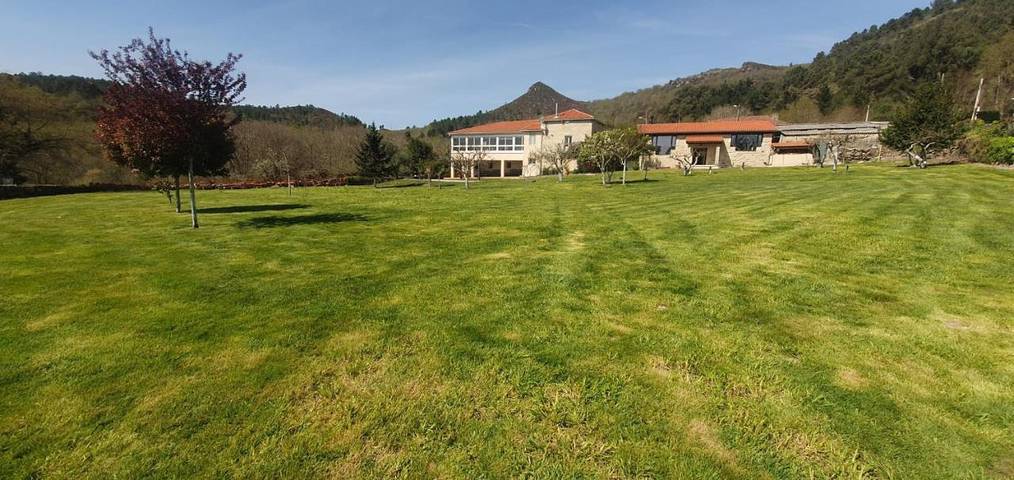 Casa de huéspuedes para 2 personas, con jardín y piscina, Se admiten mascotas en Comarca de Orense