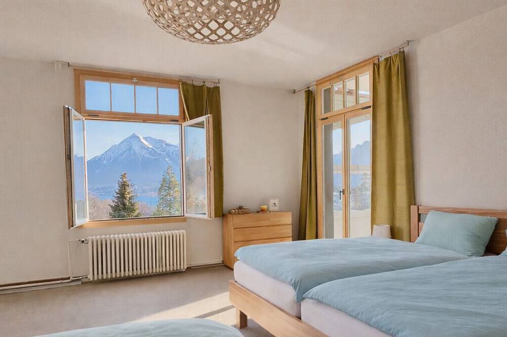 Geräumiges Chalet mit atemberaubender See- und Bergsicht mit grossem Garten in Thun, Thunersee