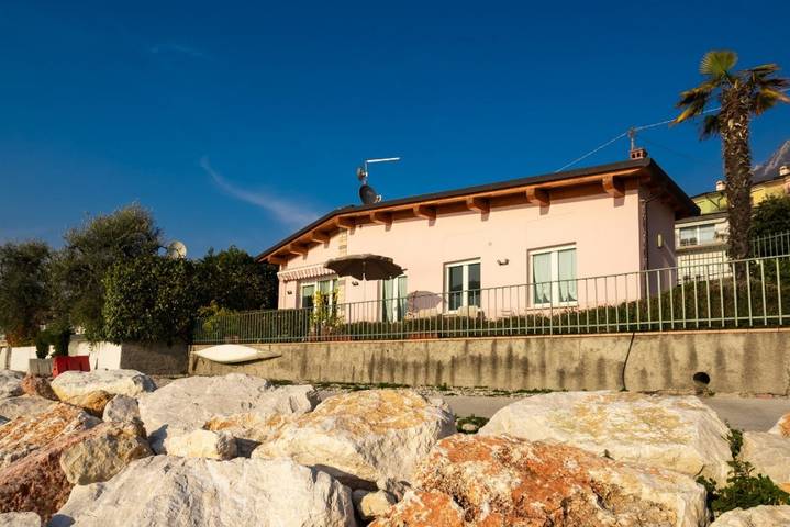 Villa pour 2 personnes, avec vue sur le lac et jardin à Brenzone