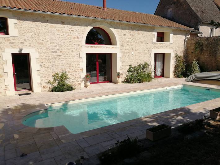 Gîte pour 4 personnes, avec jardin ainsi que terrasse et piscine dans Pouzioux-La-Jarrie