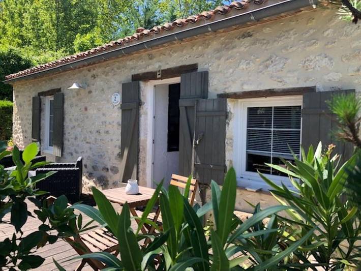 Location de vacances pour 2 personnes, avec piscine et jardin à Lolme - 4