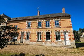 Gîte pour 11 personnes, avec jardin à Chabris