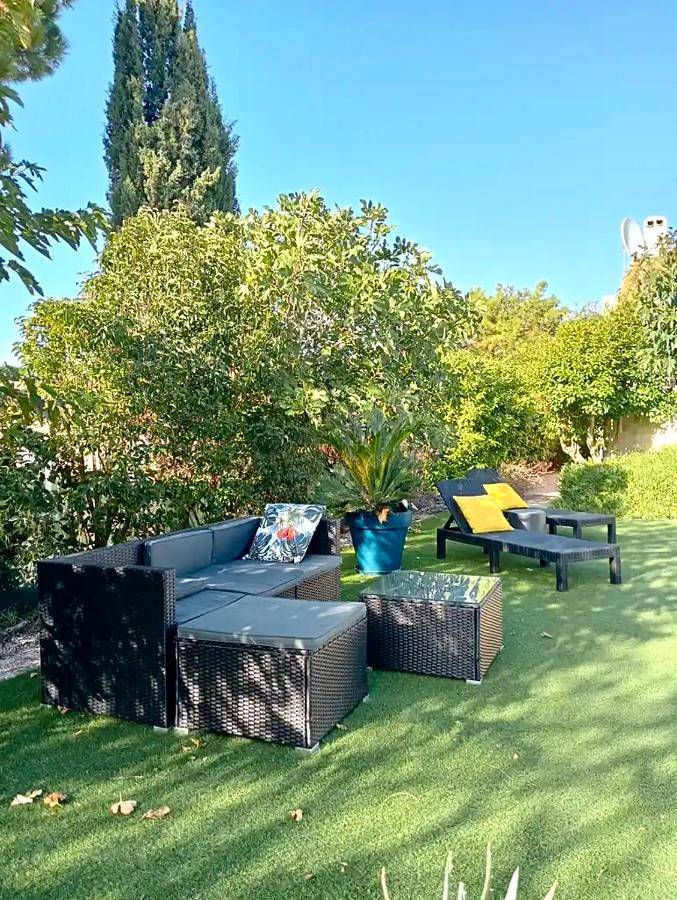 Location de vacances pour 6 personnes, avec vue ainsi que piscine et jardin à Poilhes - 4