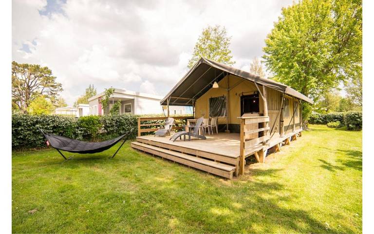 Tente pour 4 personnes, avec terrasse et vue ainsi que jardin et piscine, animaux acceptés
