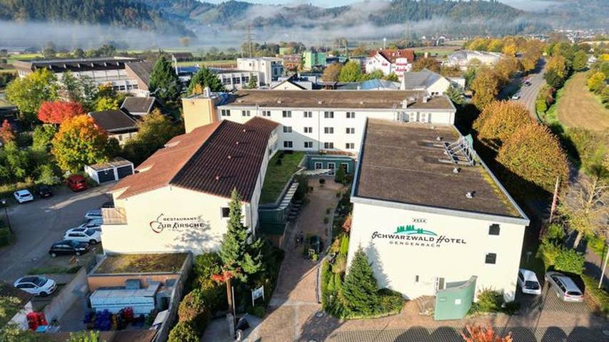 Chambre pour 3 personnes, avec piscine ainsi que sauna et balcon