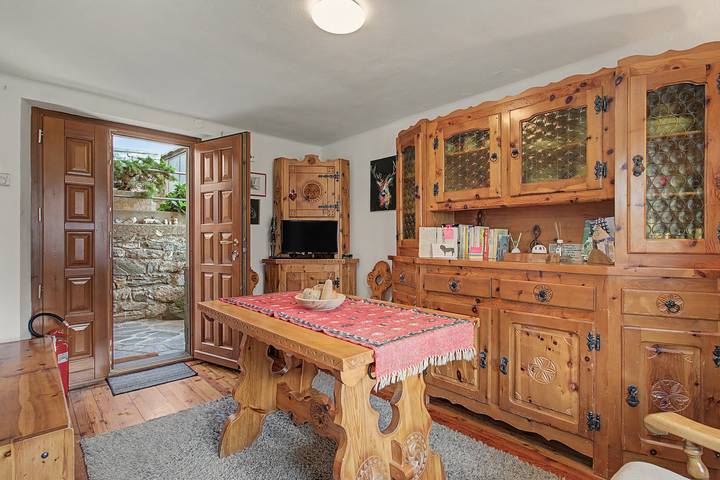 Entire apartment, Apartment 'A Casa Di Zia Renny' with Mountain View, Shared Garden and Wi-Fi in Châtillon (Village), Comune di Châtillon