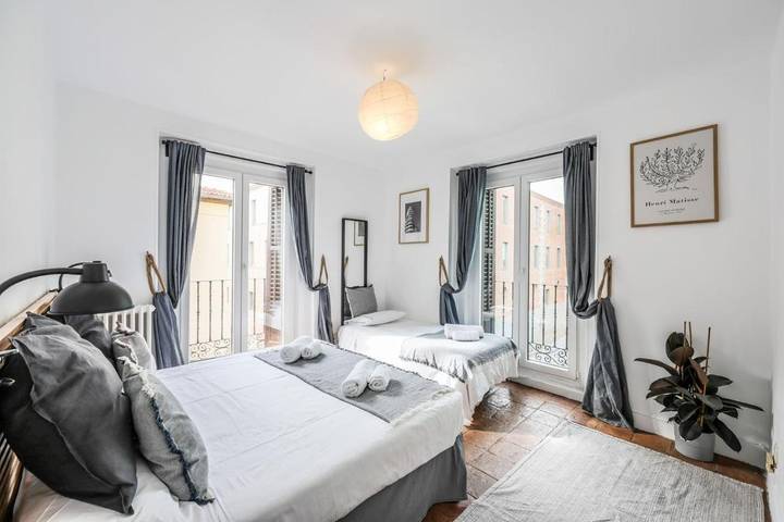 Hostal para 3 personas, con Balcón y Vistas en Malasaña