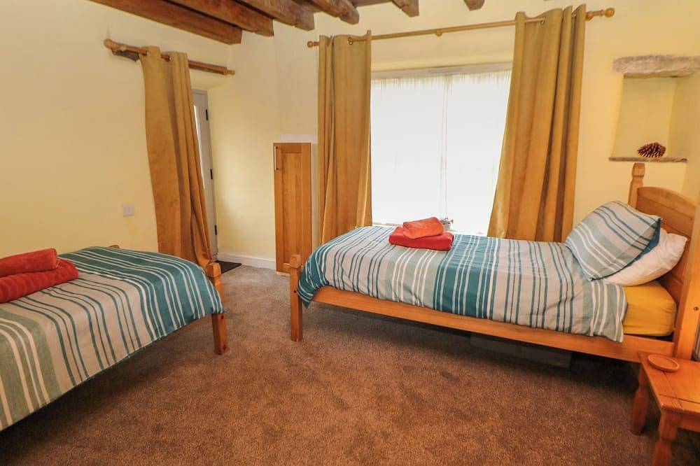 Lyndale Cottage, pet friendly, character holiday cottage in Bradwell in Bradwell (Derbyshire Dales), Derbyshire