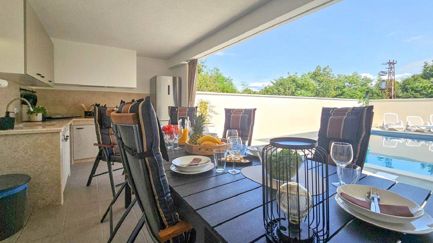 Strandnahe Villa mit Privatpool, genialer Outdoor-Kueche, Waschmaschine - hundefreundlich in Zambratija, Umag und Umgebung