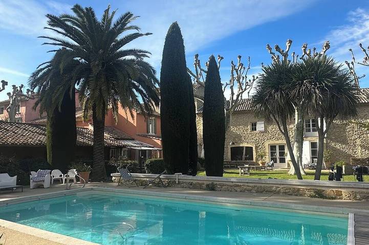 Maison de vacances pour 28 personnes, avec Jacuzzi et Terrasse ainsi que Jardin et Sauna à Caderousse