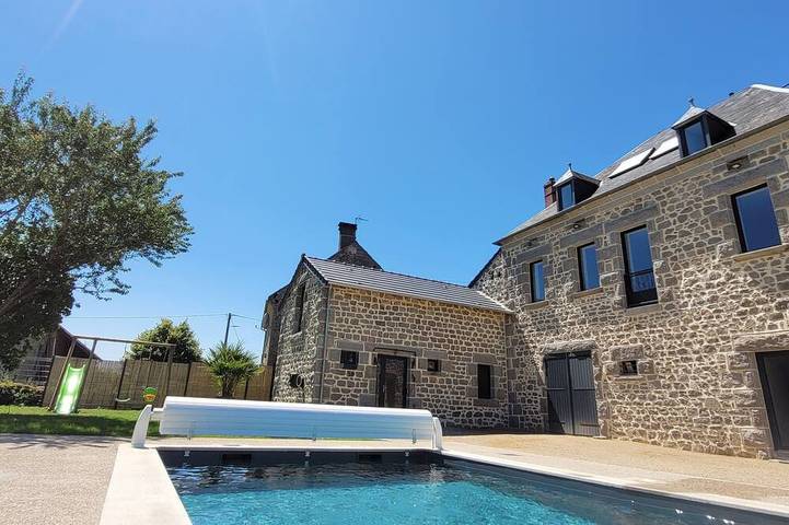 Gîte pour 14 personnes, avec terrasse dans La Chaussade