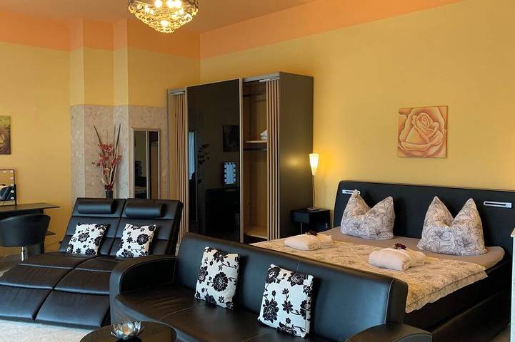 Ganze Wohnung, Villa Warzenburg, Fewo-1 mit Berg-Panorama-Blick und Terrasse. Urlaub mit Hund. in Friedrichroda, Rennsteig