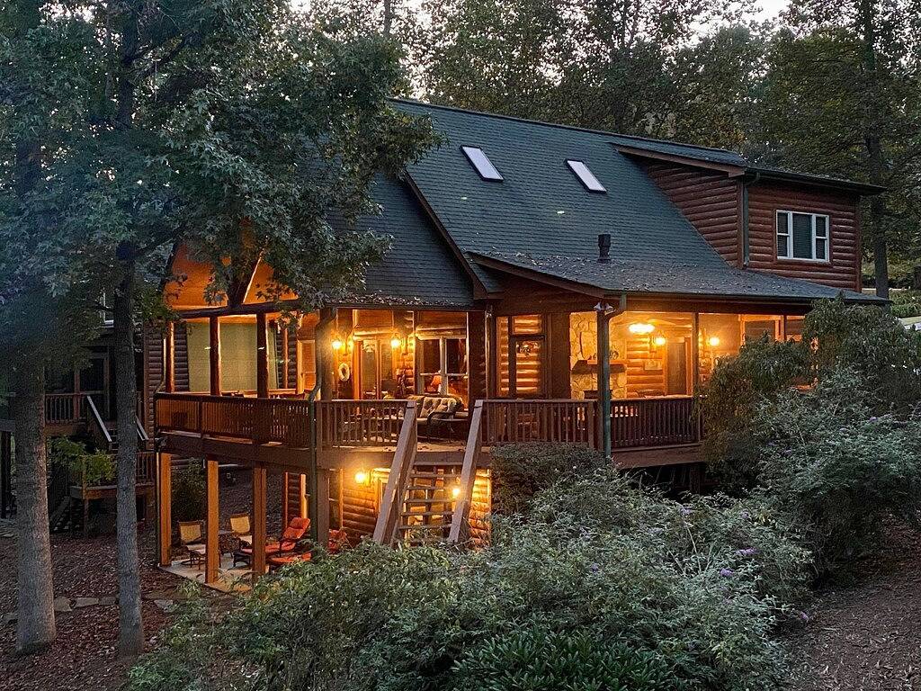Awesome Lakefront Log Cabin mit überdachten Dock ~ in der Nähe von Clemson in Saxony Forest, Lake Keowee