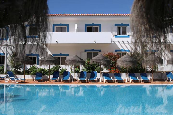 Aparthotel para 7 pessoas, com piscina e jardim em Lagos